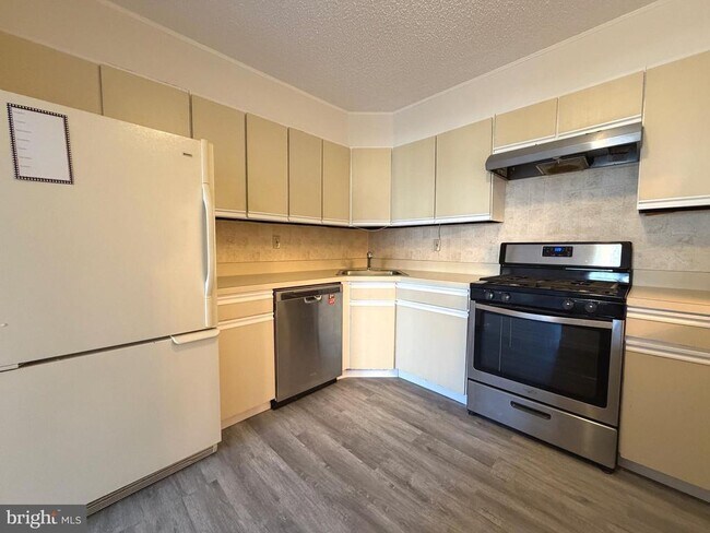 Building Photo - 65 Mulberry Ct