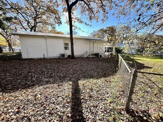 Building Photo - 223 Sunray St