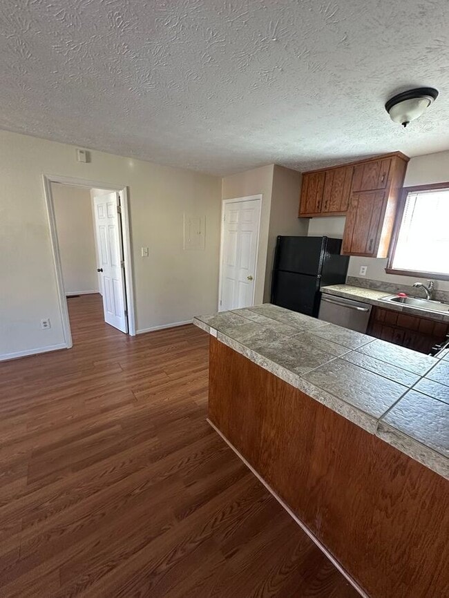 Building Photo - NOW READY! 1 bedroom 1 bath unit!