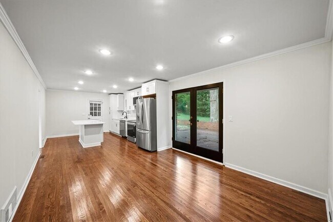 Building Photo - 2038 S Akin Dr