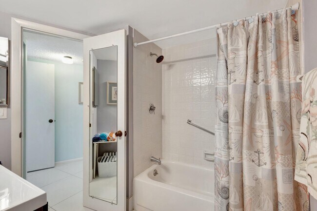 Building Photo - 2800 N Ocean Dr