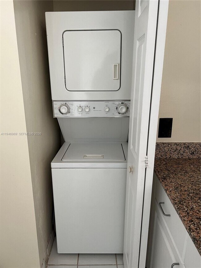 Building Photo - 1155 Brickell Bay Dr