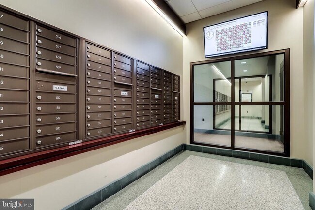 Building Photo - 4600 S Four Mile Run Dr