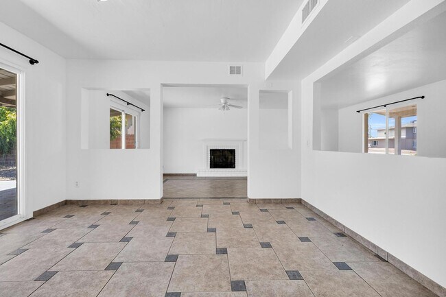 Building Photo - 6 Bedrooms, 3 Bath,  Pool CLOSE TO ASU (Rural & Broadway)