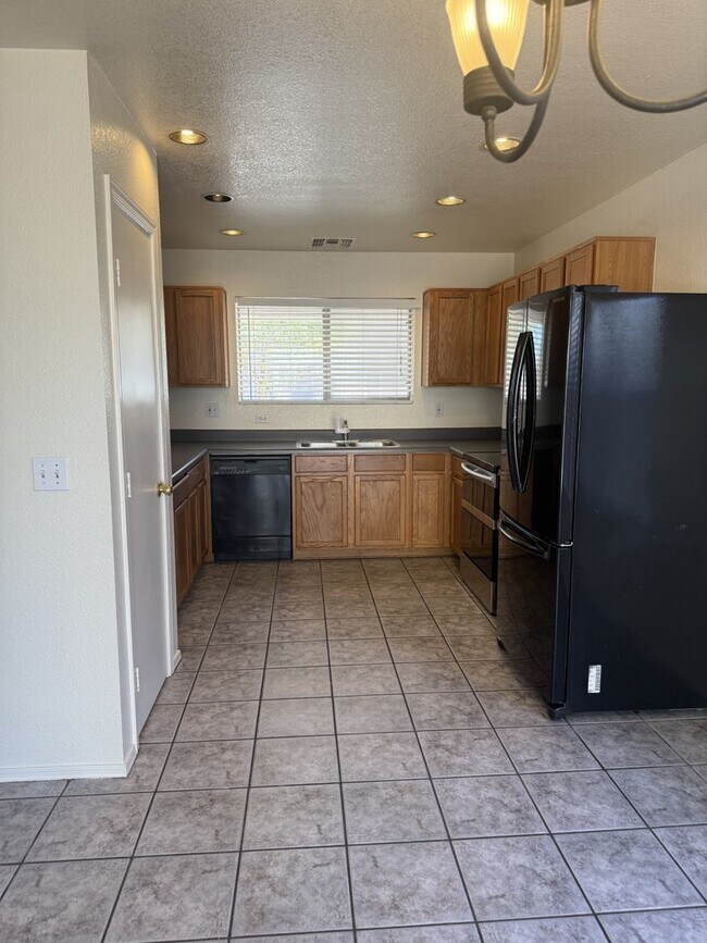 Building Photo - 2448 E Hazeltine Way
