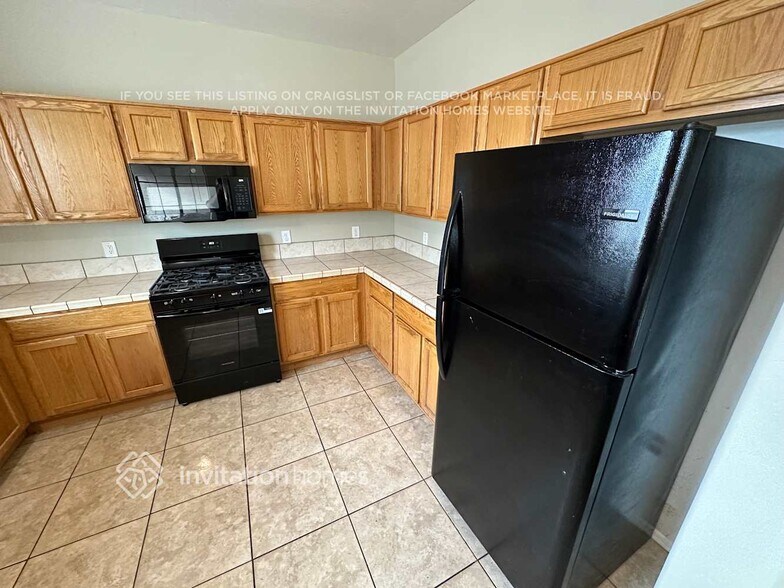 Building Photo - 1645 E Illini St