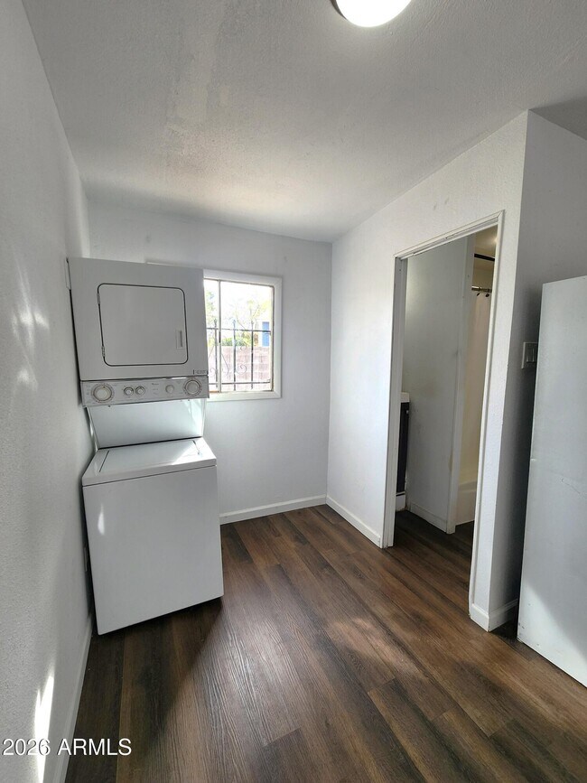 Building Photo - 1618 W Gardenia Dr