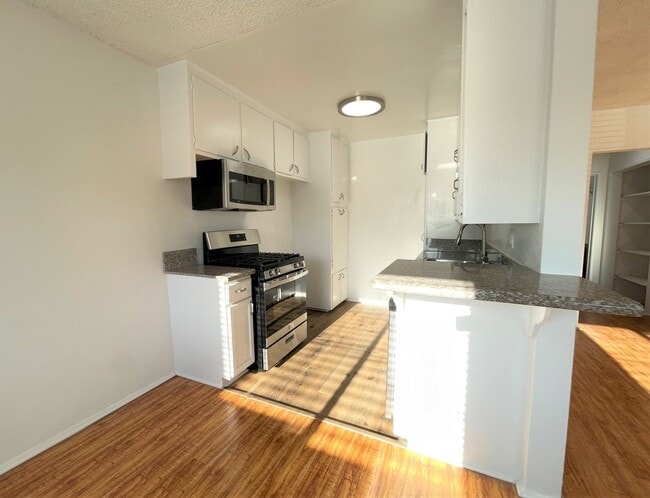 Interior Photo - 5715 Vineland Ave