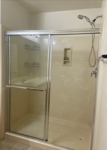 Primary Bathtub/Shower - 39 E Agate Ave