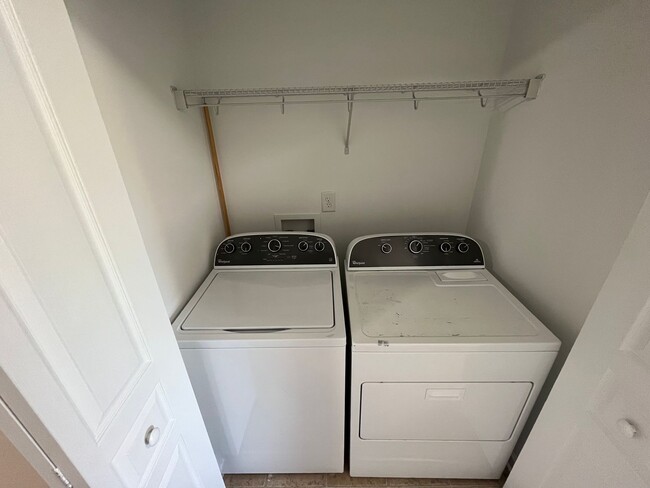 Building Photo - Corner Unit 3BD, 2.5BA Townhouse in North ...