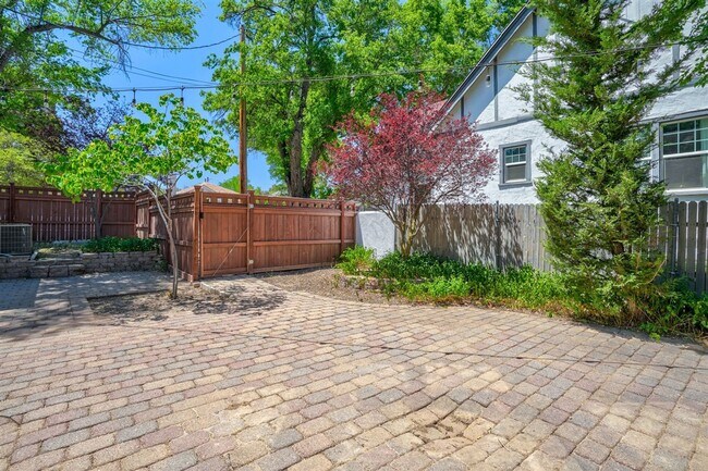 Building Photo - Live on Historic Park Avenue in this 2 Bed 1.5 Bath Single Family Home!