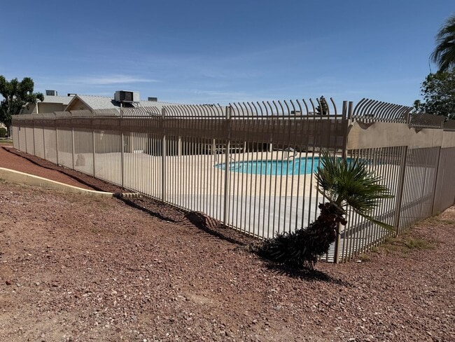 Building Photo - 3 Bedroom Townhouse with a 2 car garage and a middle courtyard area