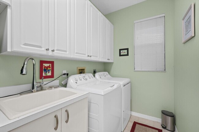Building Photo - 1736 SW Mockingbird Dr