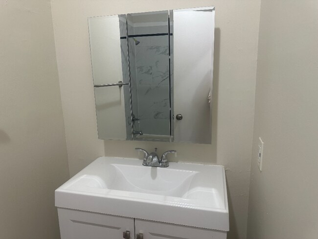 Building Photo - 895 Main St