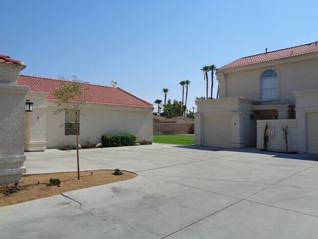 Building Photo - COMING SOON!! 2 Bed 2.5 Bath Apartment in ...