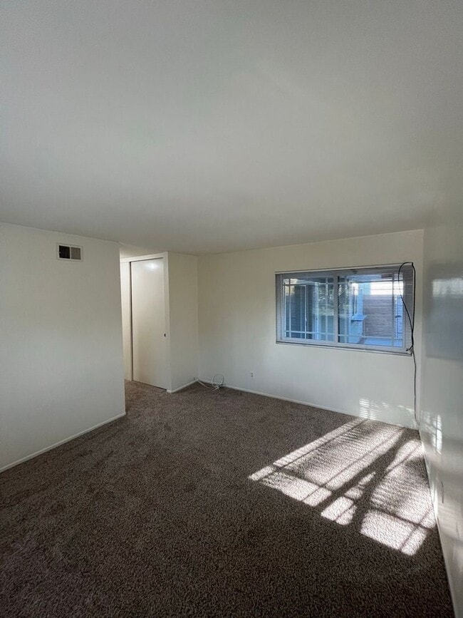 Building Photo - Beautiful 4 Bd Townhouse