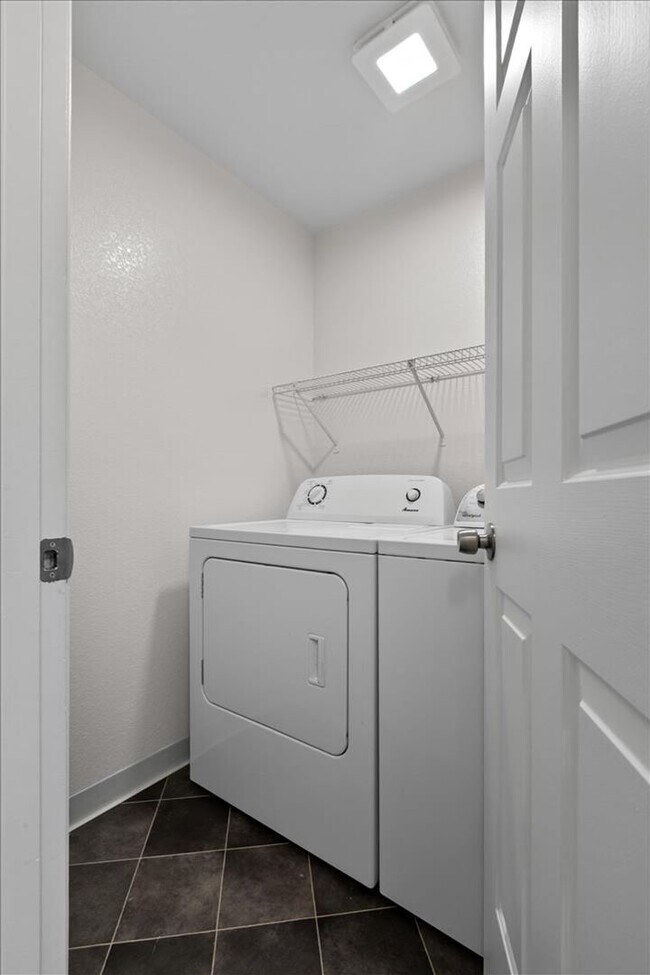 Building Photo - Monroe End Unit Townhome Unit A