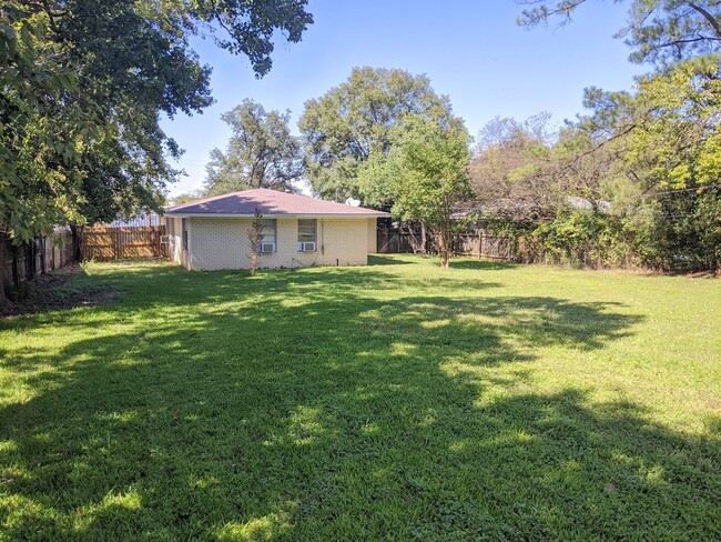 Building Photo - Cute 3 Bed, 1 Bath Home in Bryan for Augus...