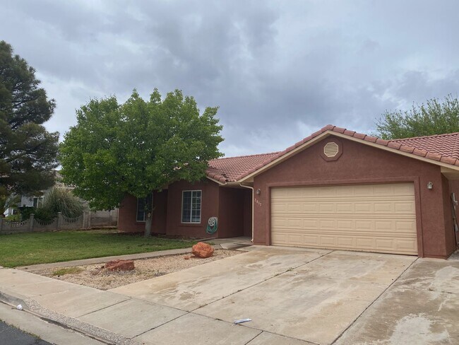 Building Photo - Nice 3 Bedroom 2 Bath Home with POOL and RV Parking
