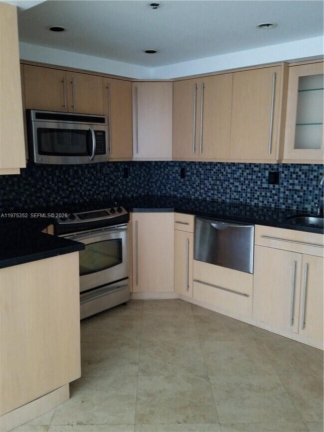 Building Photo - 2457 Collins Ave