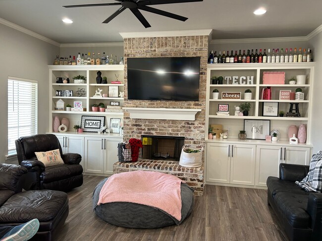 Building Photo - 1104 N Granby Ave