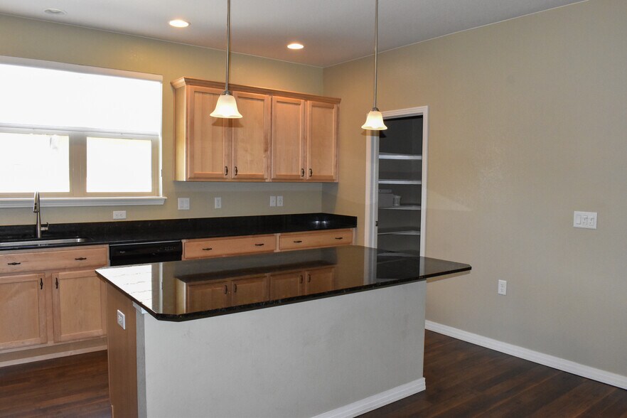 Building Photo - 684 Mason St