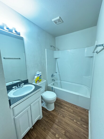 Building Photo - 852 W Vanderbilt St