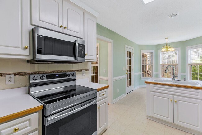 Building Photo - Adorable Ranch Home With Garage and Screen Porch!