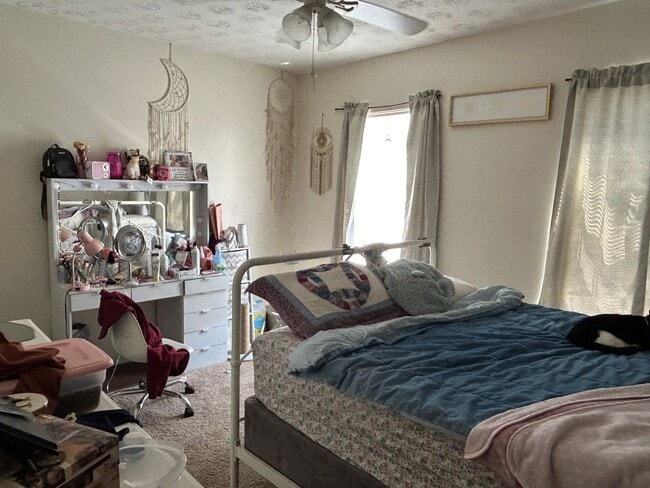 Building Photo - 2 Bedroom Duplex within walking distance o...