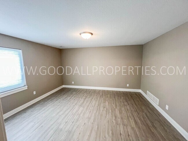 Building Photo - 4 Bedroom 3.5 bathrooms with a walkout finished basement in Norwalk