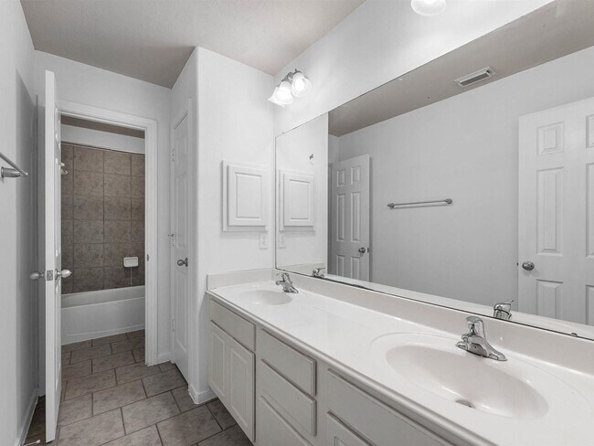 Building Photo - 25553 Oakhurst Forest Dr