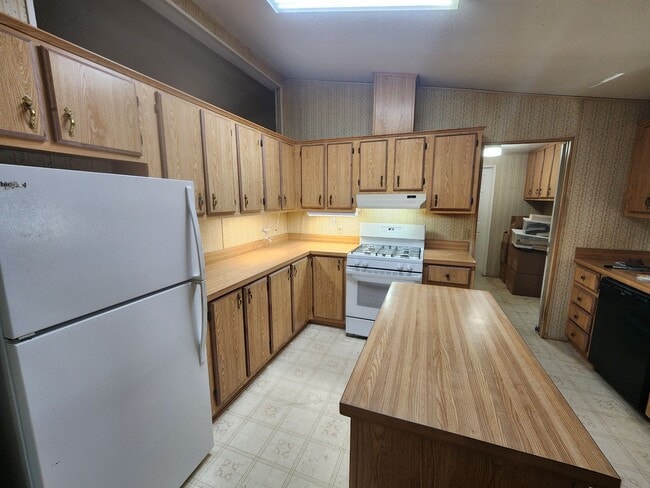 Building Photo - Well-Maintained 3BR/2BA