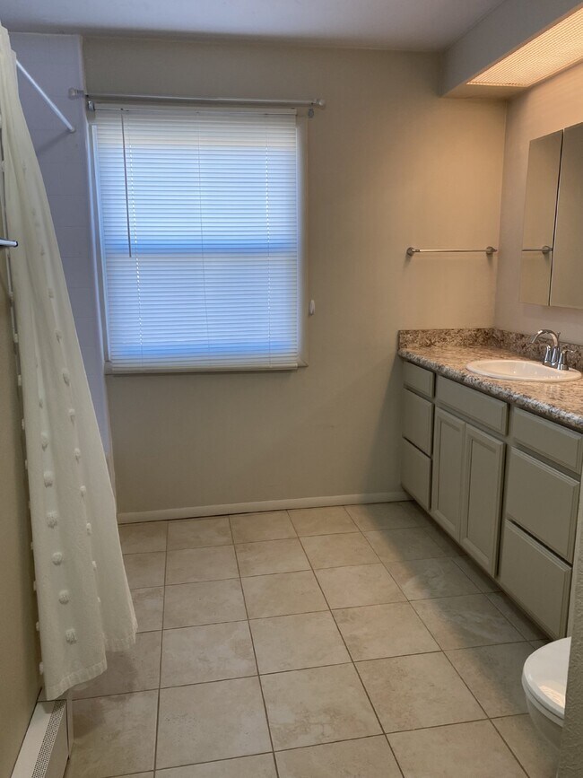 Building Photo - 4 bedroom - Hartsock