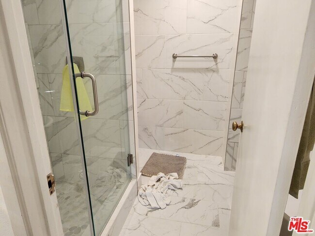 Building Photo - 601 S Van Ness Ave