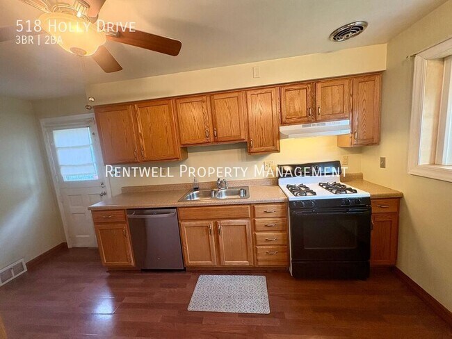 Building Photo - 518 Holly Dr