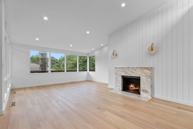 Building Photo - 3bd/2.5ba Seattle House