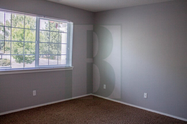 Building Photo - Spacious Updated Duplex in Salem