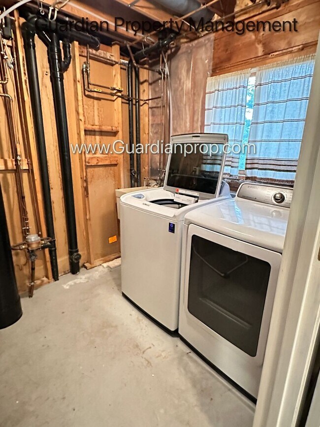 Building Photo - Eden Prairie Single Family Home, Fenced Yard, 2 Car Garage, Dishwasher W/D