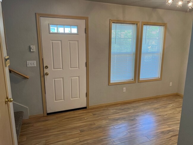 Building Photo - 2 bedroom apartment in a great neighborhood!