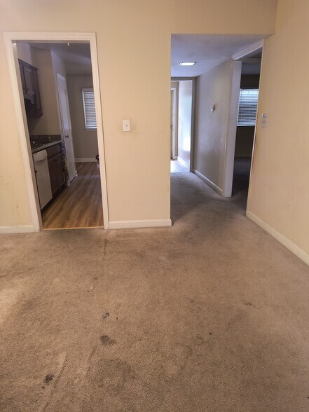 Building Photo - 2890 Carriage Dr
