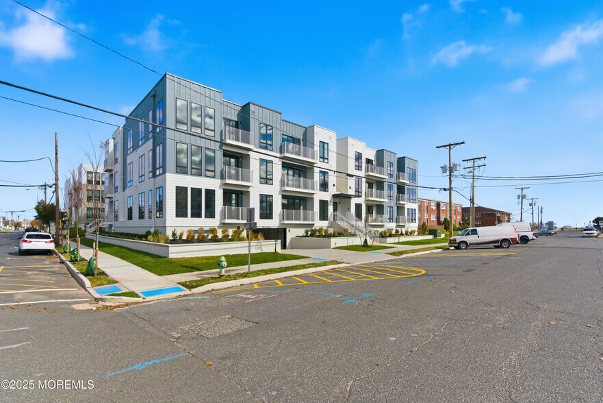 Building Photo - 215 2nd Ave