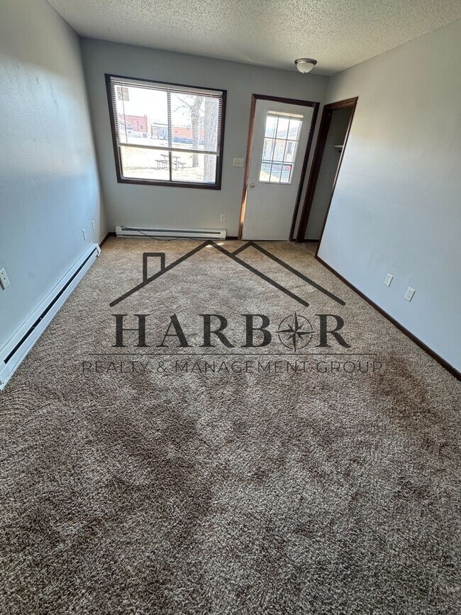 Building Photo - 1 Bedroom 1 Bath - SPECIAL: Lower rent for a 6 month lease.