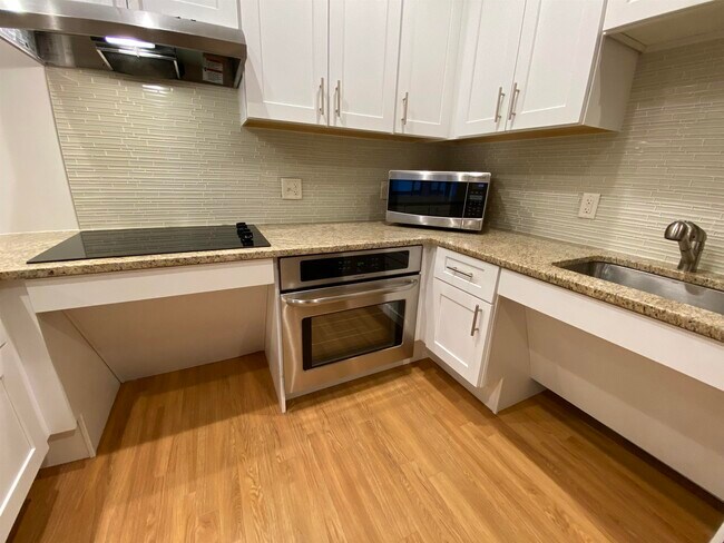 Building Photo - 875 Elm St