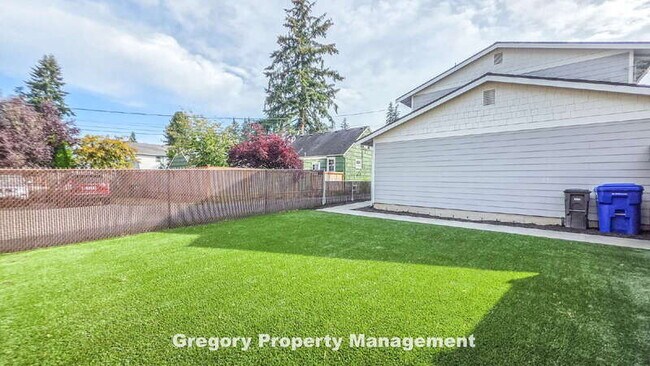 Building Photo - 5830 East Dr