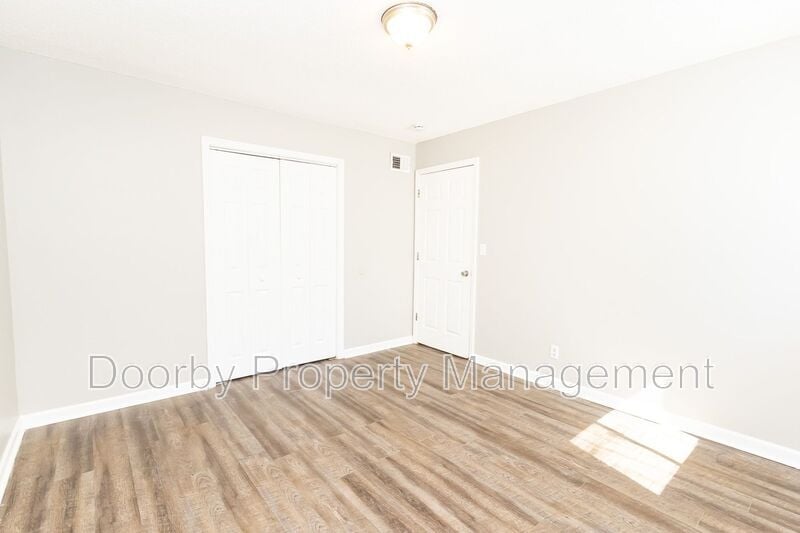 Building Photo - 901 Forest Dale Ln