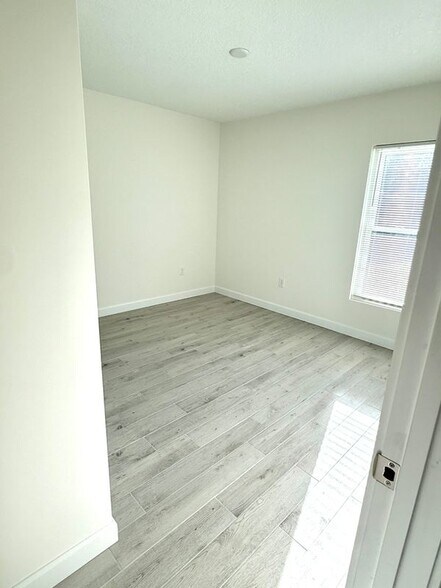 Building Photo - 1635 22nd Ave SW