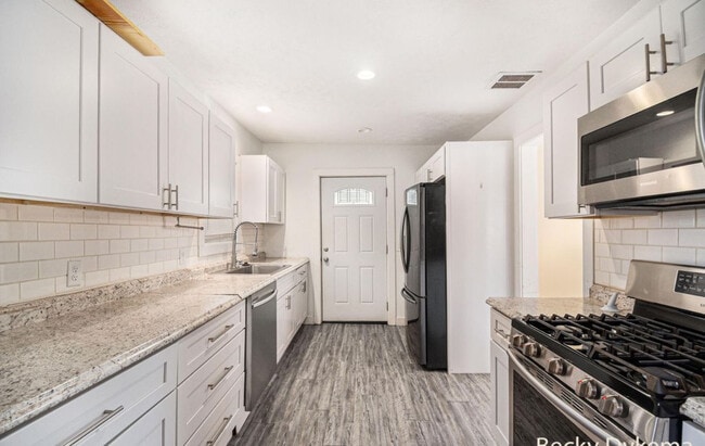 Building Photo - 778 Eleanor St NE