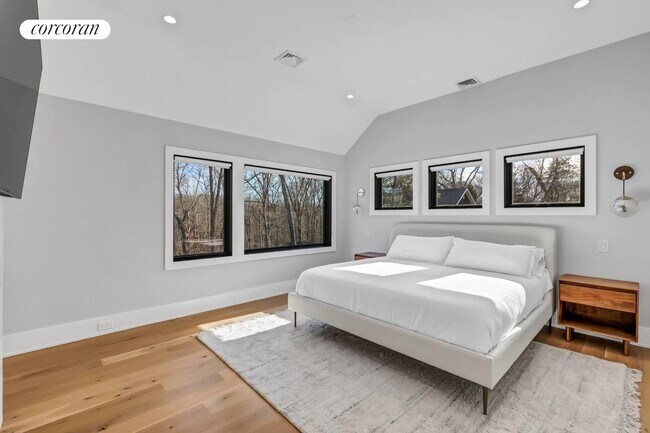 Building Photo - 24 Hedges Ln