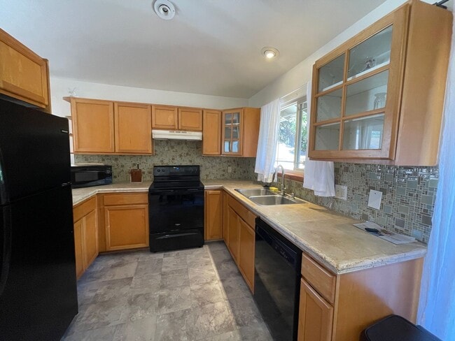 Building Photo - Honokowai Two Bedroom Furnished Home