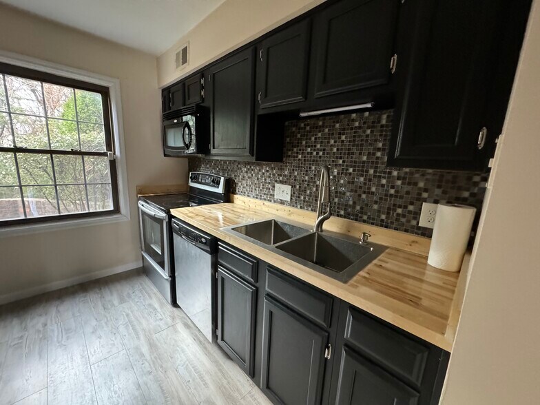 Building Photo - 5015 Hampton Ct